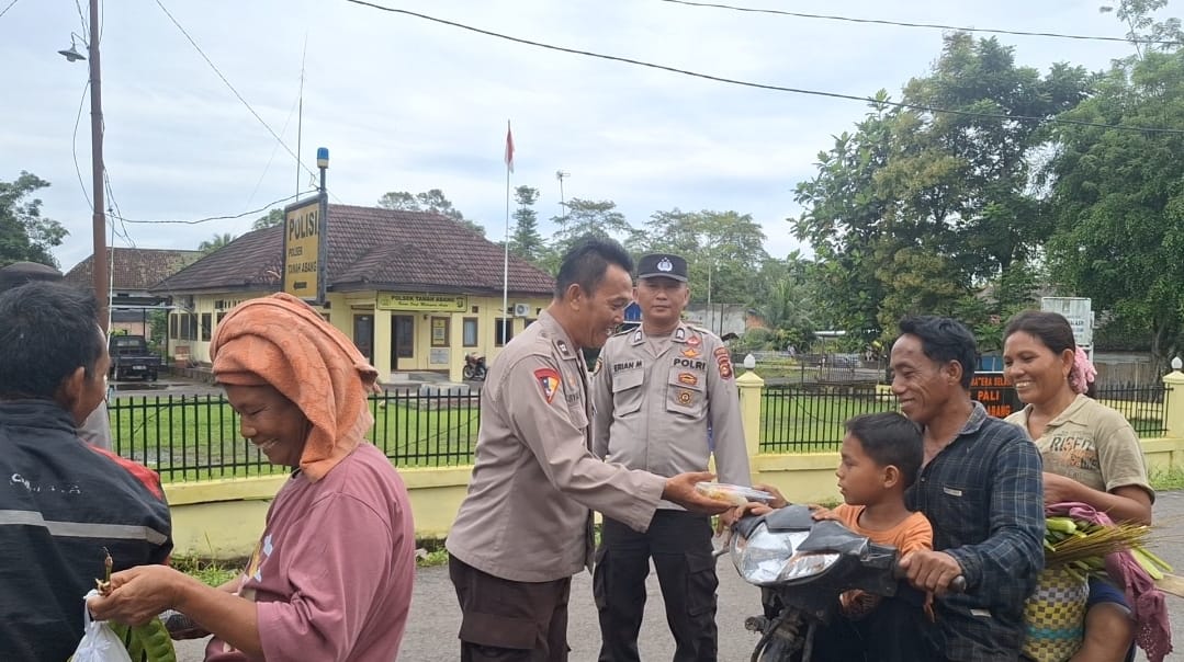 Polsek Tanah Abang Bagikan Takjil, Wujud Kepedulian Polri di Bulan Ramadan