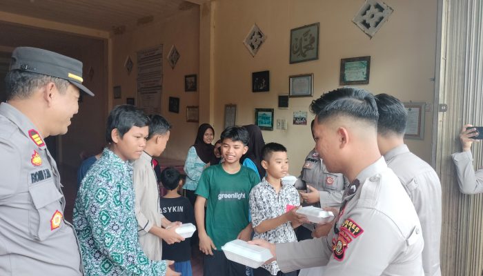 Sat Binmas Polres PALI Bagikan Takjil di Panti Asuhan Jaya Murni