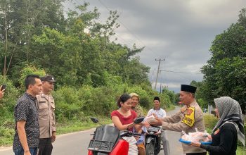 Polsek Penukal Utara Bagikan Takjil, Perkuat Kedekatan dengan Masyarakat di Bulan Ramadan