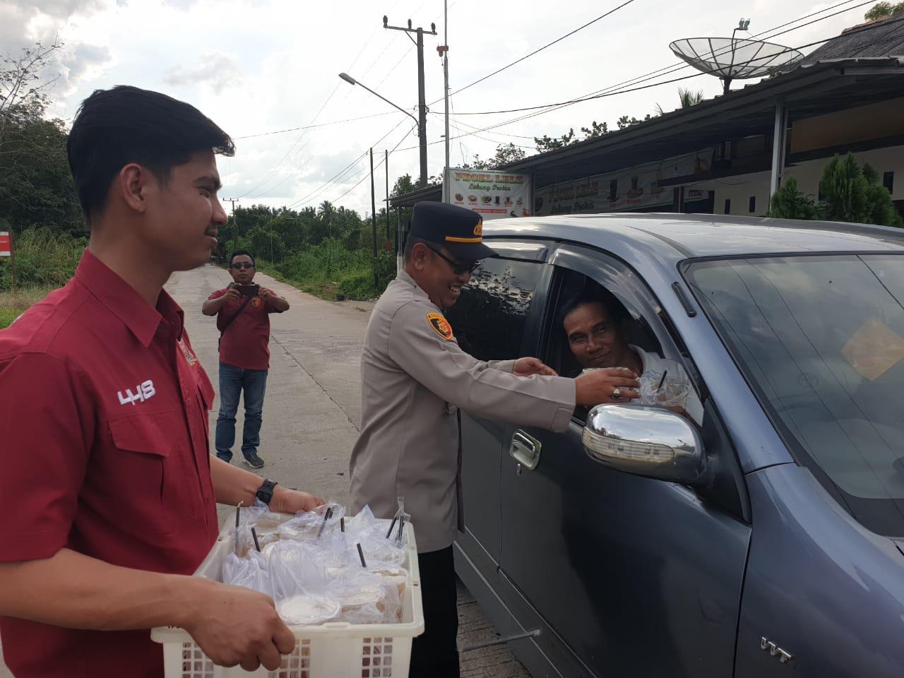 Polsek Penukal Abab Gelar "Ramadhan Barokah Berbagi Takjil" sebagai Wujud Kepedulian Sosial