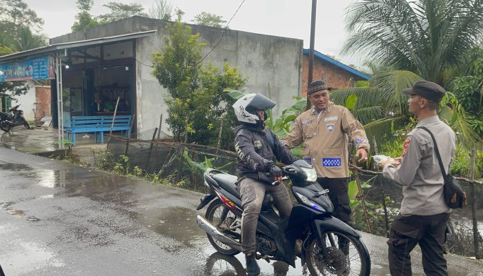 Polsek Tanah Abang Bagikan Takjil Ramadhan Untuk Masyarakat