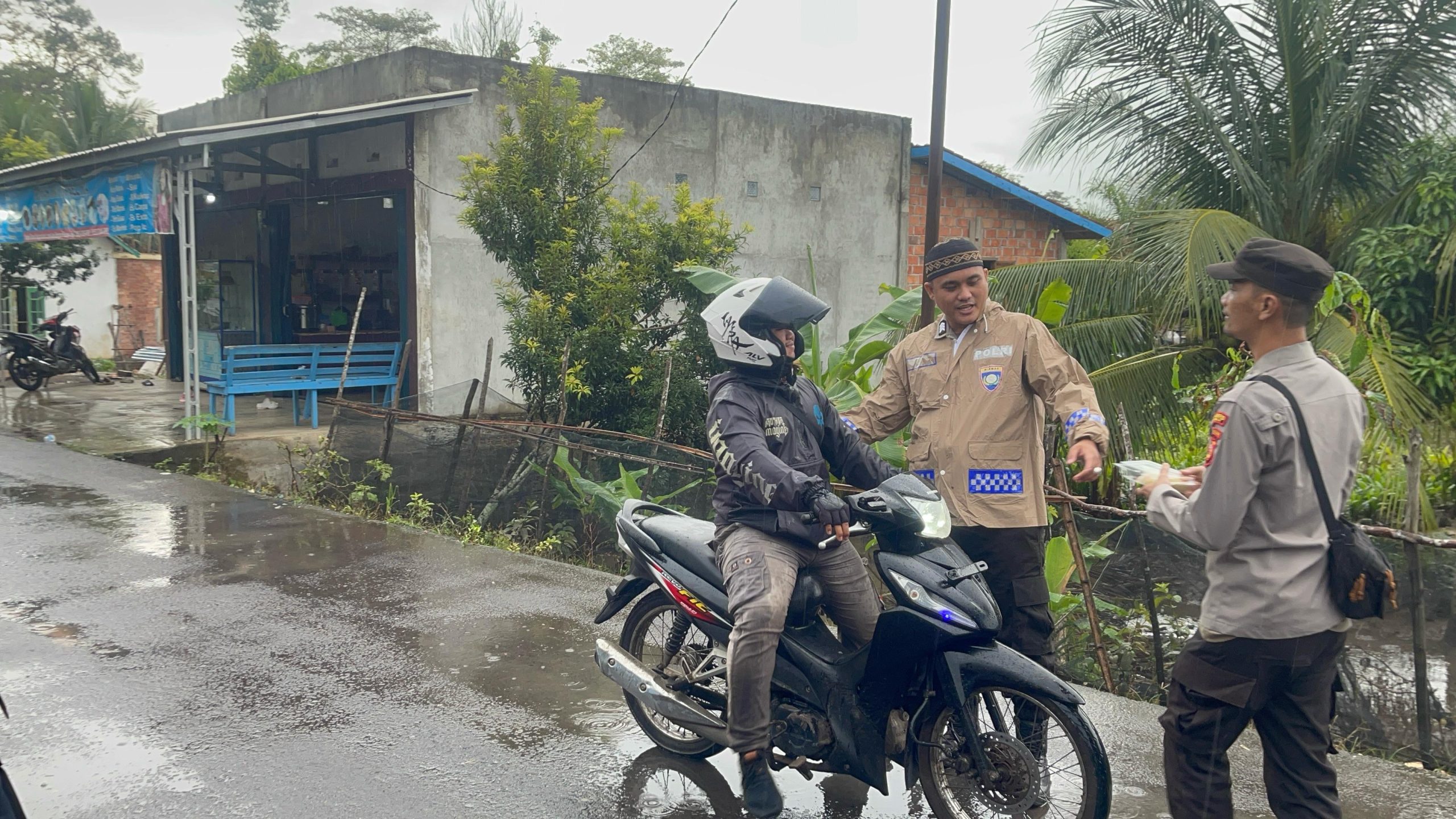 Polsek Tanah Abang Bagikan Takjil Ramadhan Untuk Masyarakat