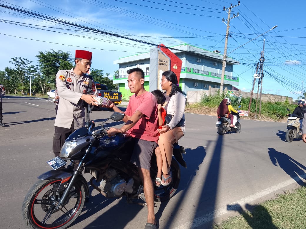 Menjelang Waktu Berbuka Puasa, Jajaran Polres PALI Menggelar Aksi Berbagi Dengan Membagikan Takjil Gratis kepada Para Pengendara