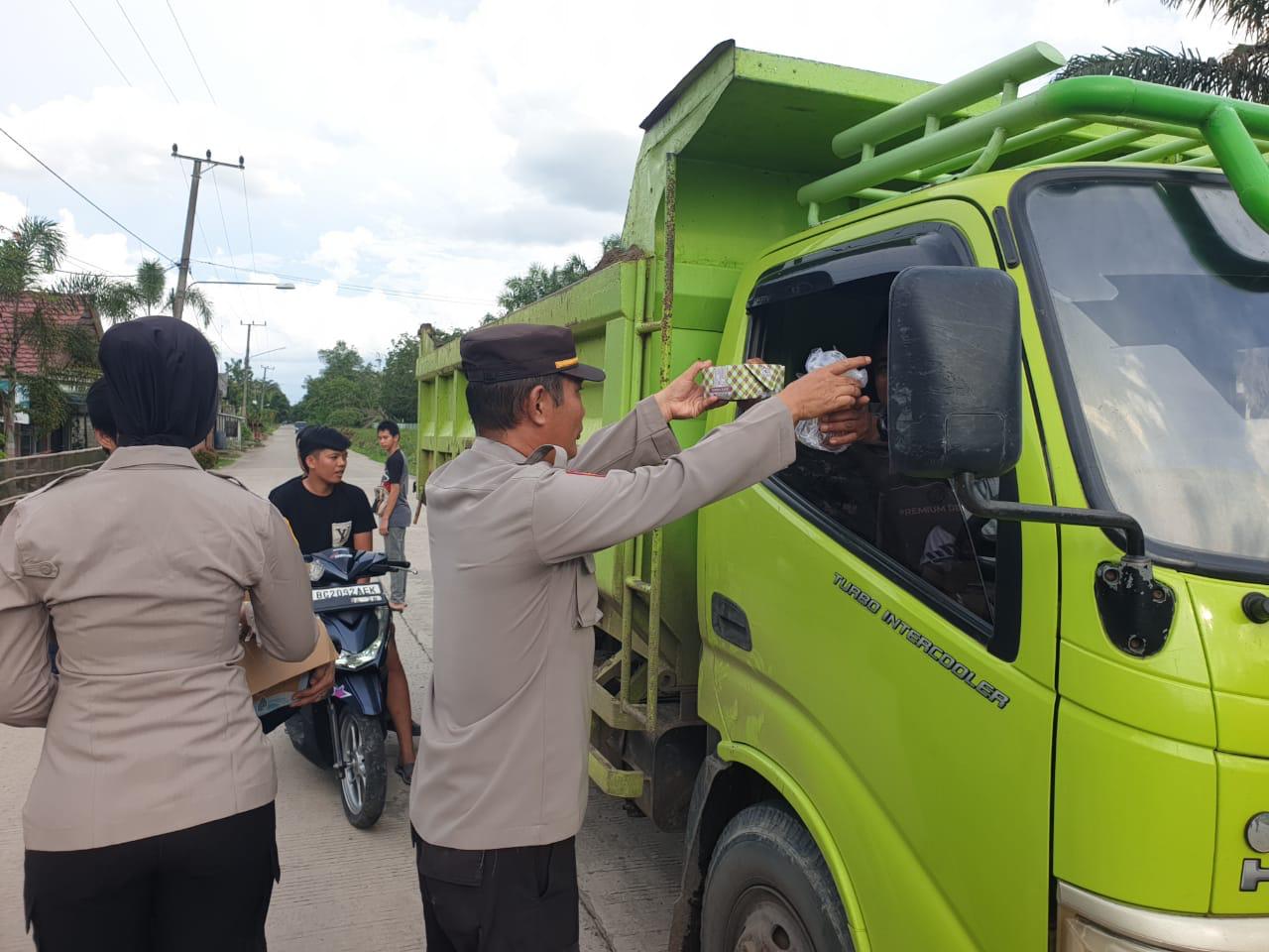 Polsek Penukal Abab Menggelar kegiatan Sosial Bertajuk Ramadhan Barokah Berbagi Takjil