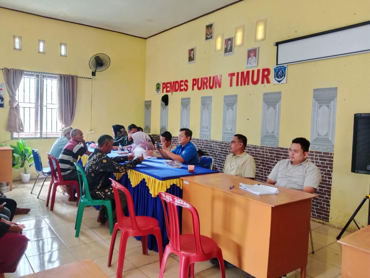 Pembayaran kompensasi PT. Daqing Sismik 3D Idaman Yang Berlangsung di kantor kepala Desa Purun Timur