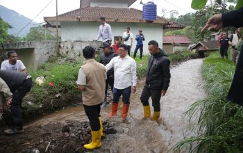 Keterangan Gambar: poto dokumentasi arsip media kabarnusa24.com(Raga R. Wijaya) Bupati Garut Abdusy Syakur Amin Tinjau Langsung Lokasi Banjir