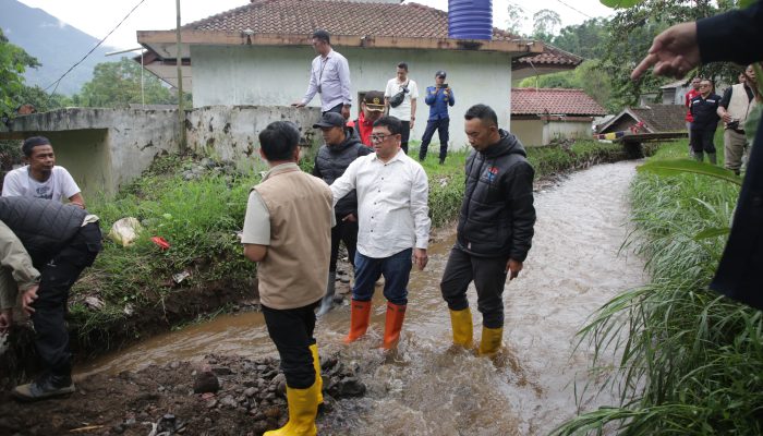 Tinjau Lokasi Banjir, Bupati Garut Pastikan Upaya Penanggulangan Berkelanjutan