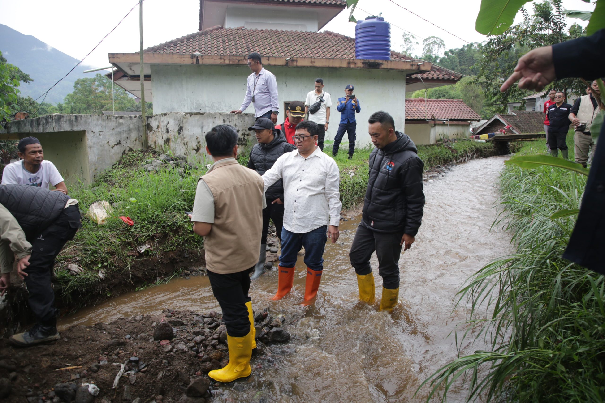 Keterangan Gambar: poto dokumentasi arsip media kabarnusa24.com(Raga R. Wijaya) Bupati Garut Abdusy Syakur Amin Tinjau Langsung Lokasi Banjir