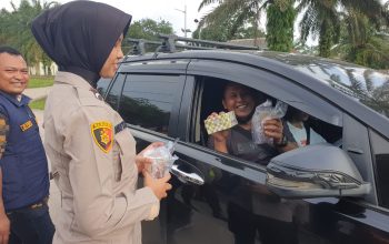 Polsek Penukal Abab Menggelar Aksi Berbagi Takjil kepada Para Pengendara Yang Melintas di Depan Mapolsek