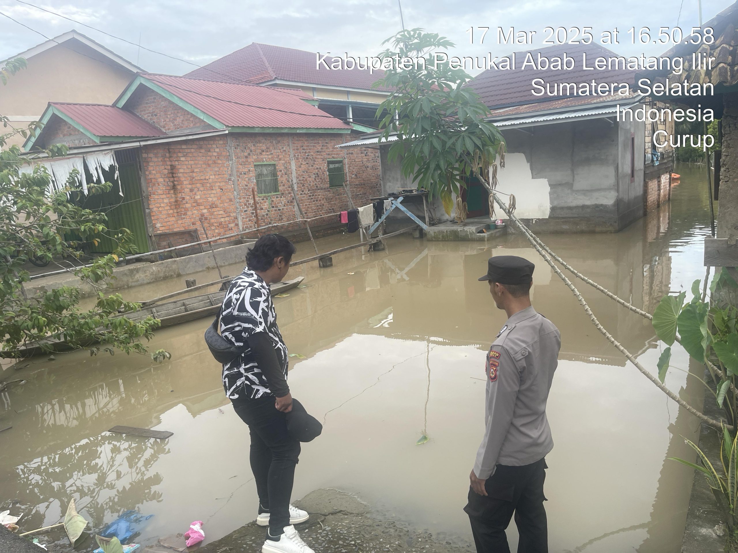 Polsek Tanah Abang Terus Melakukan Monitoring Intensif Terhadap Debit Air Sungai Lematang