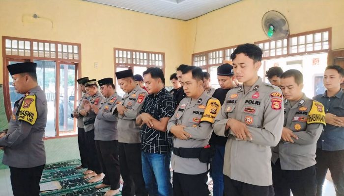 Polsek Talang Ubi Gelar Shalat Ghaib Untuk Tiga Anggota Polri Yang Gugur di Way Kanan