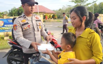 Polsek Penukal Utara Bagikan Takjil, Wujud Kepedulian Polisi di Bulan Ramadan