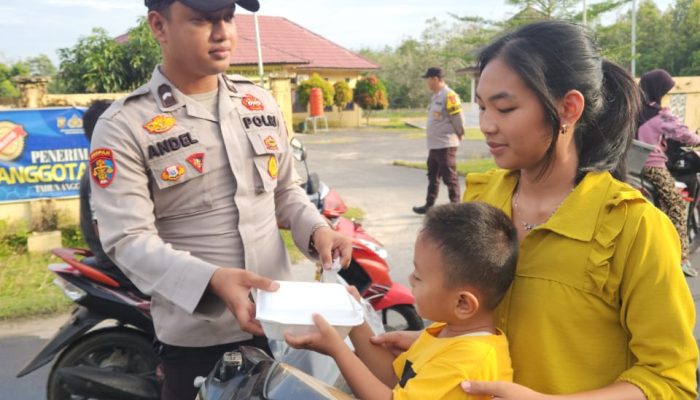 Polsek Penukal Utara Bagikan Takjil, Wujud Kepedulian Polisi di Bulan Ramadan