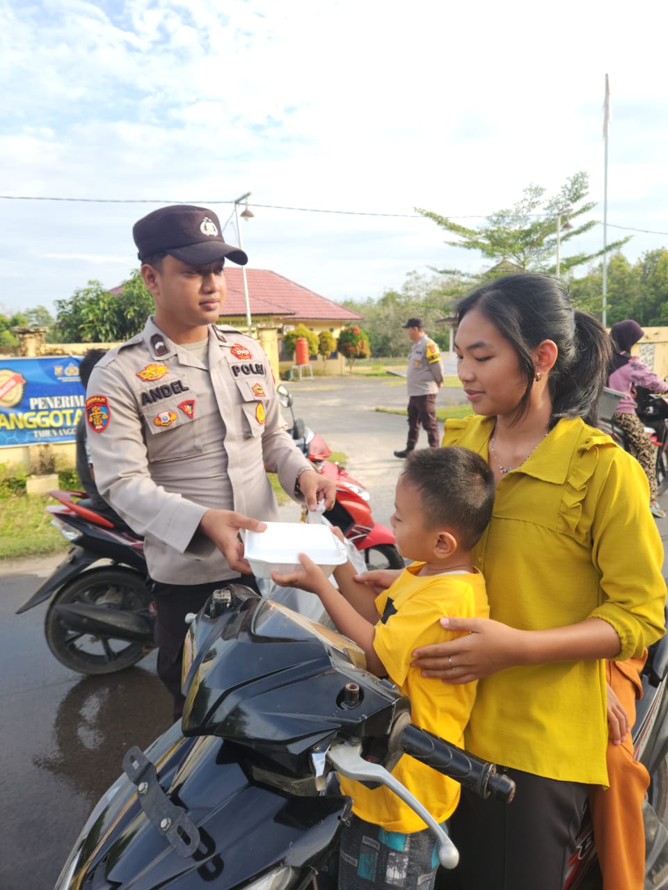 Polsek Penukal Utara Bagikan Takjil, Wujud Kepedulian Polisi di Bulan Ramadan