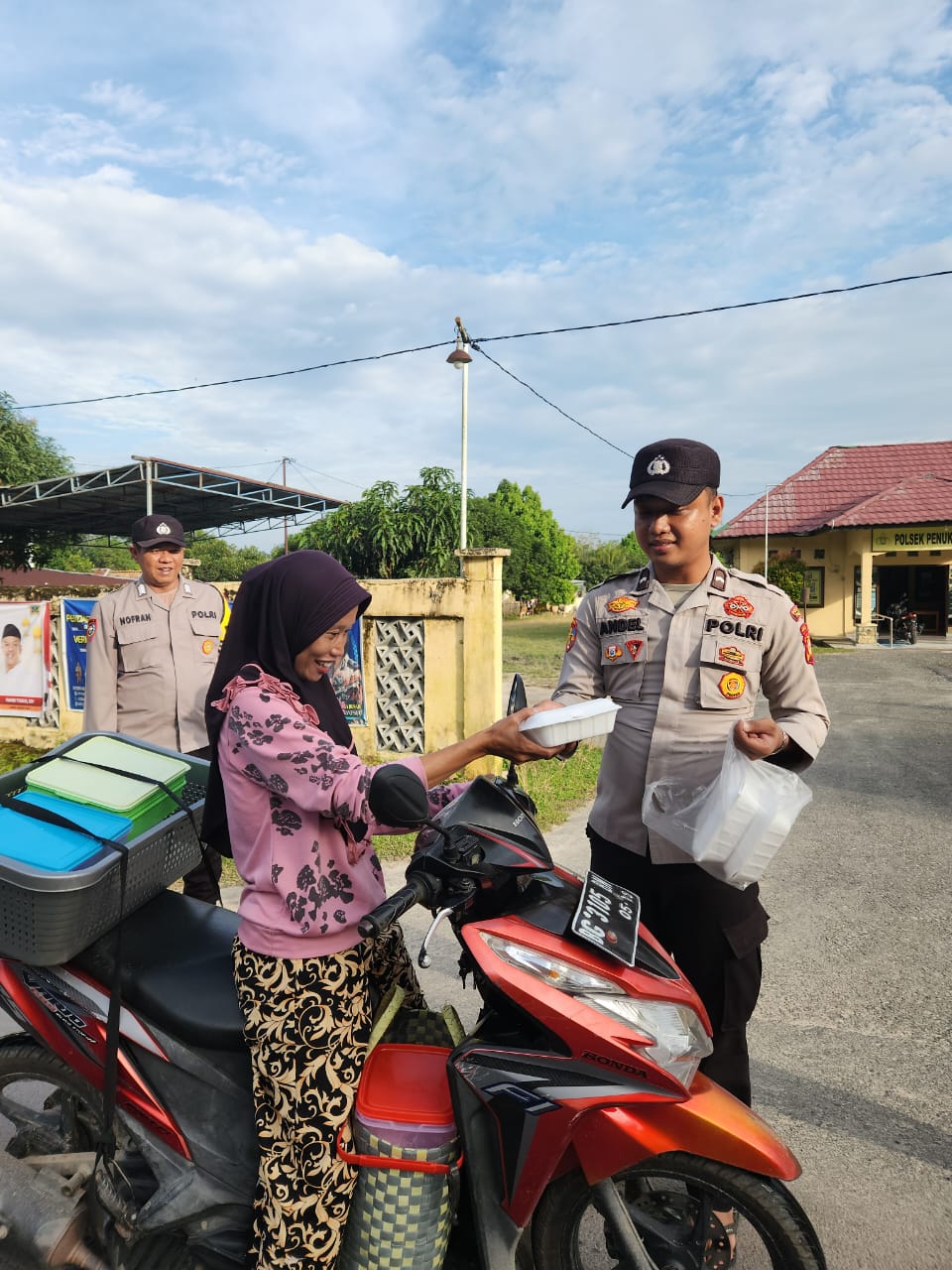 Polsek Penukal Utara Bagikan Takjil, Wujud Kepedulian Polisi di Bulan Ramadan