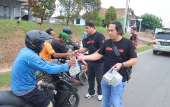 Jajaran Polres Penukal Abab Lematang Ilir (PALI) Menggelar kegiatan Pembagian Takjil Bagi Masyarakat