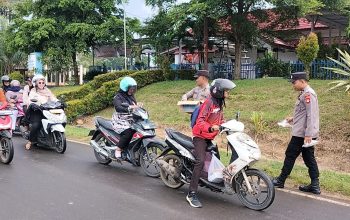 Sat Binmas Polres PALI Bagikan Takjil kepada Pengguna Jalan di Bulan Suci Ramadhan