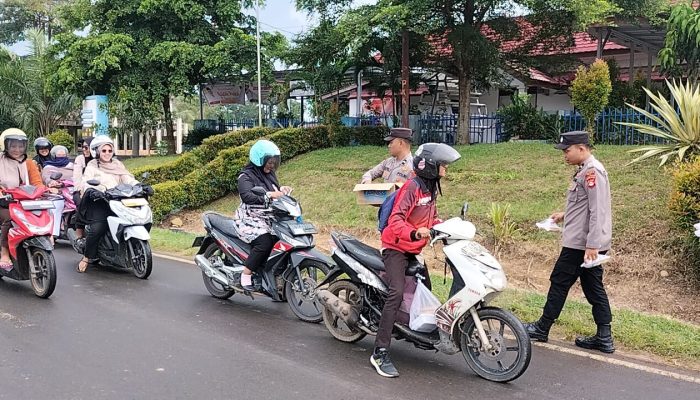 Sat Binmas Polres PALI Bagikan Takjil kepada Pengguna Jalan di Bulan Suci Ramadhan