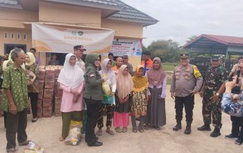 Penyaluran Bantuan Sosial di Desa Sukaraja, Kapolres PALI: “Wujud Kepedulian untuk Masyarakat Terdampak Banjir