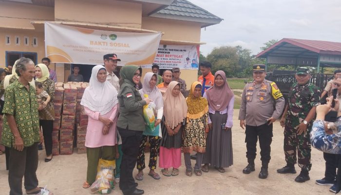 Penyaluran Bantuan Sosial di Desa Sukaraja, Kapolres PALI: “Wujud Kepedulian untuk Masyarakat Terdampak Banjir