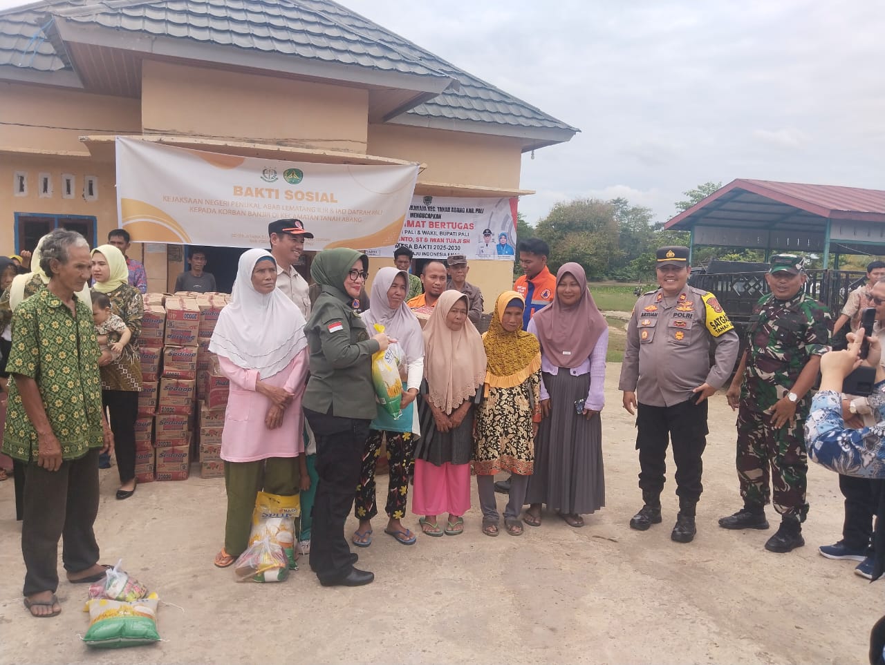 Penyaluran Bantuan Sosial di Desa Sukaraja, Kapolres PALI: "Wujud Kepedulian untuk Masyarakat Terdampak Banjir