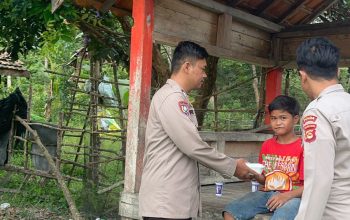 Polsek Penukal Utara Bagikan Takjil, Wujud Kepedulian Polri di Bulan Ramadan