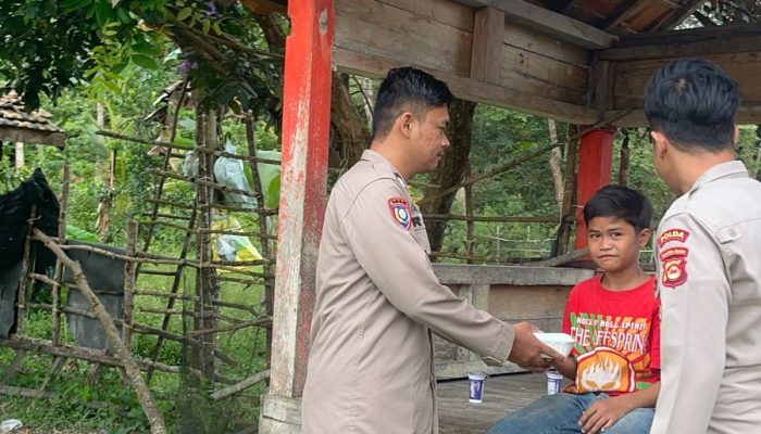 Polsek Penukal Utara Bagikan Takjil, Wujud Kepedulian Polri di Bulan Ramadan