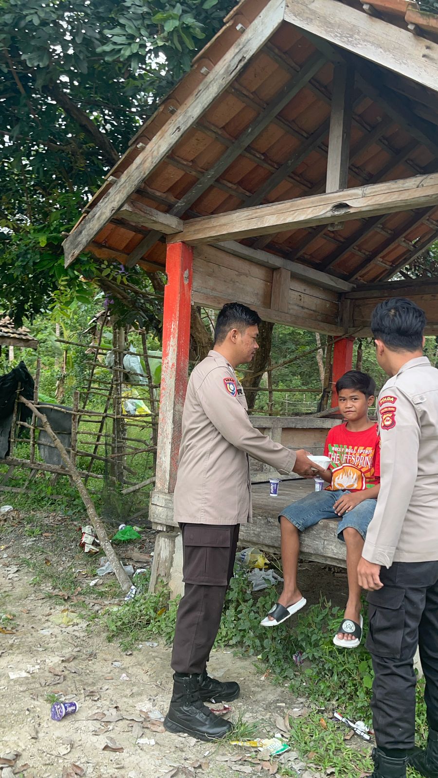 Polsek Penukal Utara Bagikan Takjil, Wujud Kepedulian Polri di Bulan Ramadan