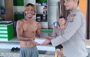 Personel Polsek Talang Ubi Bagikan Takjil kepada Warga Di Bulan Ramadan