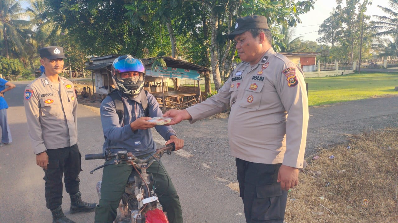 Polsek Tanah Abang, Menggelar Aksi Sosial Dengan Membagikan Takjil kepada Masyarakat.