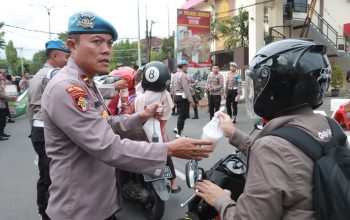 Berkah Ramadan, Sie Propam Polres Jember Bagikan Takjil kepada Pengguna Jalan