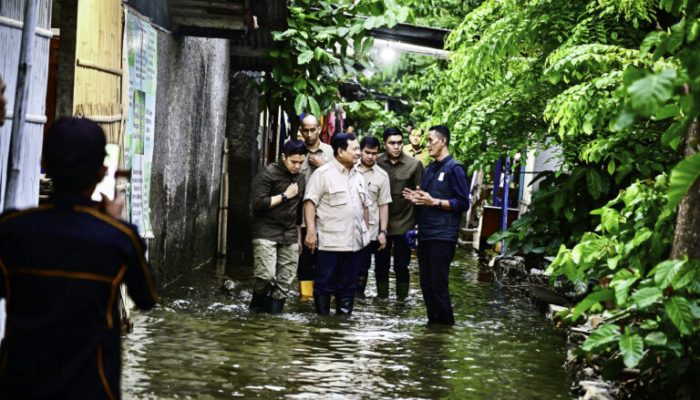 Presiden Prabowo Tinjau Warga Terdampak Banjir di Bekasi