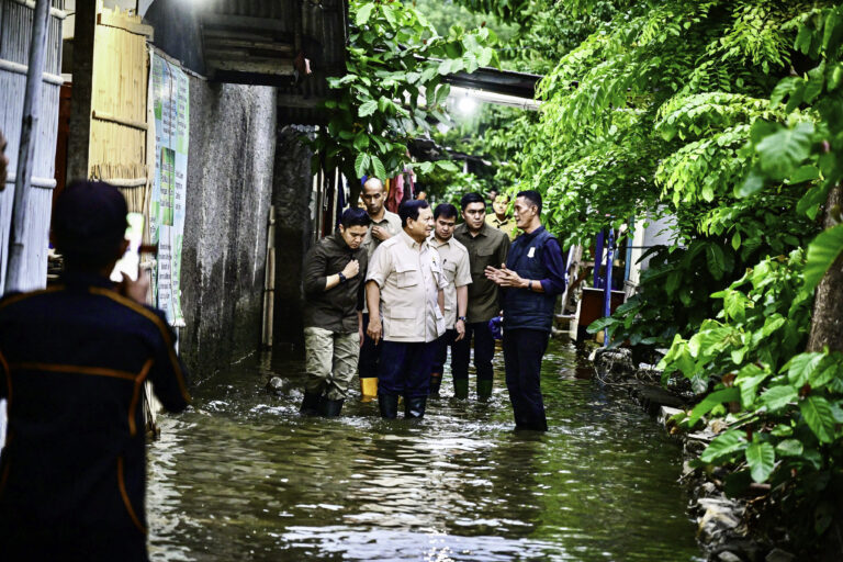 Presiden Prabowo Tinjau Warga Terdampak Banjir di Bekasi