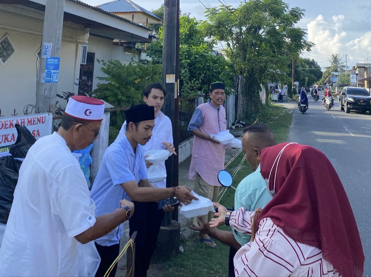 BEM, DPM, dan LPMH Fakultas Hukum Turut Andil dalam Aksi Berbagi Takjil