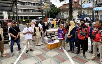 Ajril, Agam Perwakilan Pengurus Bagasi News Buka Acara Berbagi Takjil 10 Titik di Jawa Barat. 