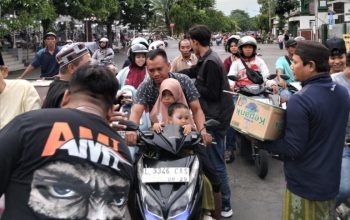 Aliansi Madura Indonesia Bagikan 1.000 Paket Takjil di Serambi Ampel