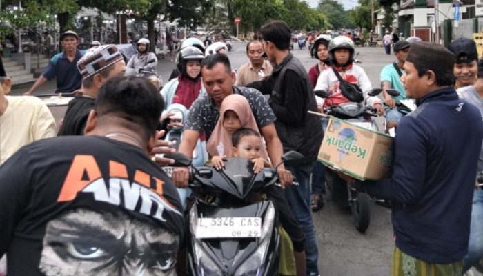 Aliansi Madura Indonesia Bagikan 1.000 Paket Takjil di Serambi Ampel