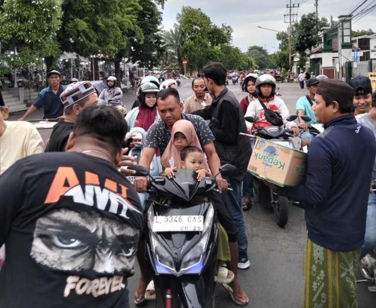 Aliansi Madura Indonesia Bagikan 1.000 Paket Takjil di Serambi Ampel