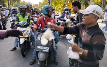 Aliansi Madura Indonesia Kembali Gelar Aksi Berbagi Takjil di Depan Balai Kota Surabaya