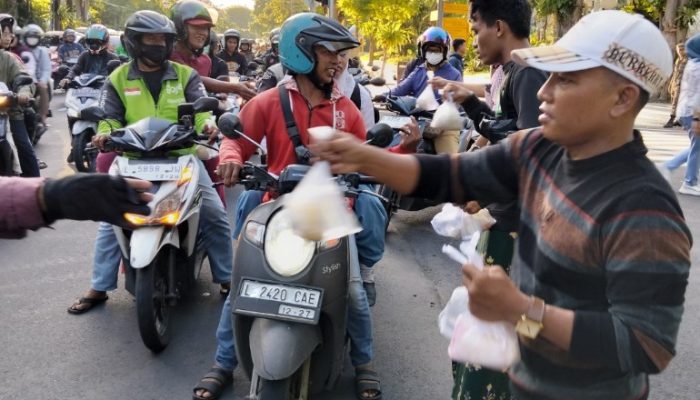 Aliansi Madura Indonesia Kembali Gelar Aksi Berbagi Takjil di Depan Balai Kota Surabaya