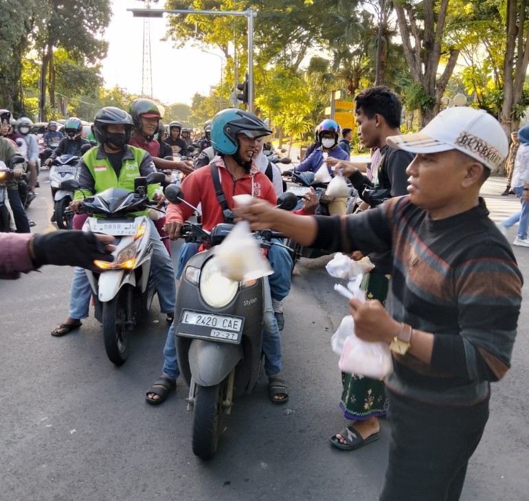 Aliansi Madura Indonesia Kembali Gelar Aksi Berbagi Takjil di Depan Balai Kota Surabaya