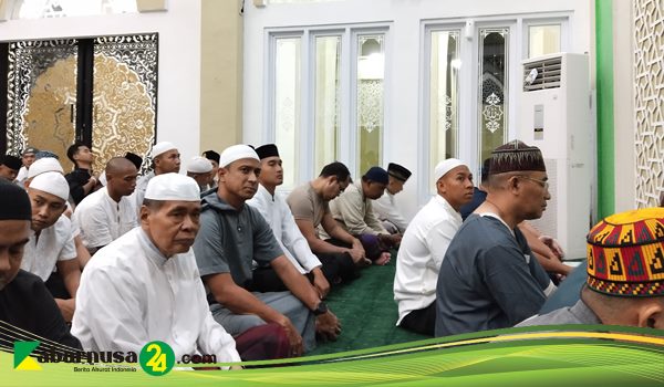 Sholat tarawih berjamaah di Masjid di Alaman Komplek perumahan Polri Pakri Jalan Jendral Bambang Utoyo Palembang@Kabarnusa24.com