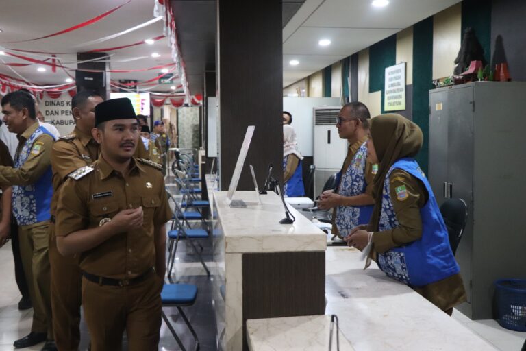 Usai Pimpin Apel Pagi Perdana, Bupati bersama Wakil Bupati Bekasi Langsung Tinjau Pelayanan Publik Pemkab Bekasi
