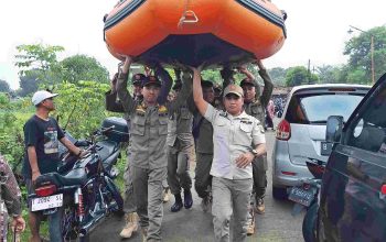 Satpol PP Kabupaten Bekasi Evakuasi Warga Terdampak Banjir di Pasirranji, Cikarang Pusat