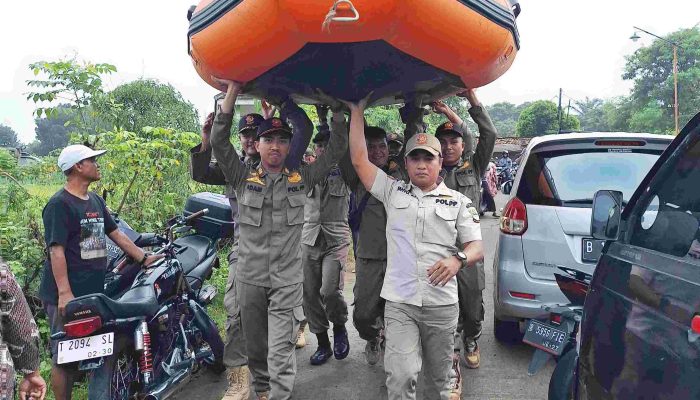 Satpol PP Kabupaten Bekasi Evakuasi Warga Terdampak Banjir di Pasirranji, Cikarang Pusat