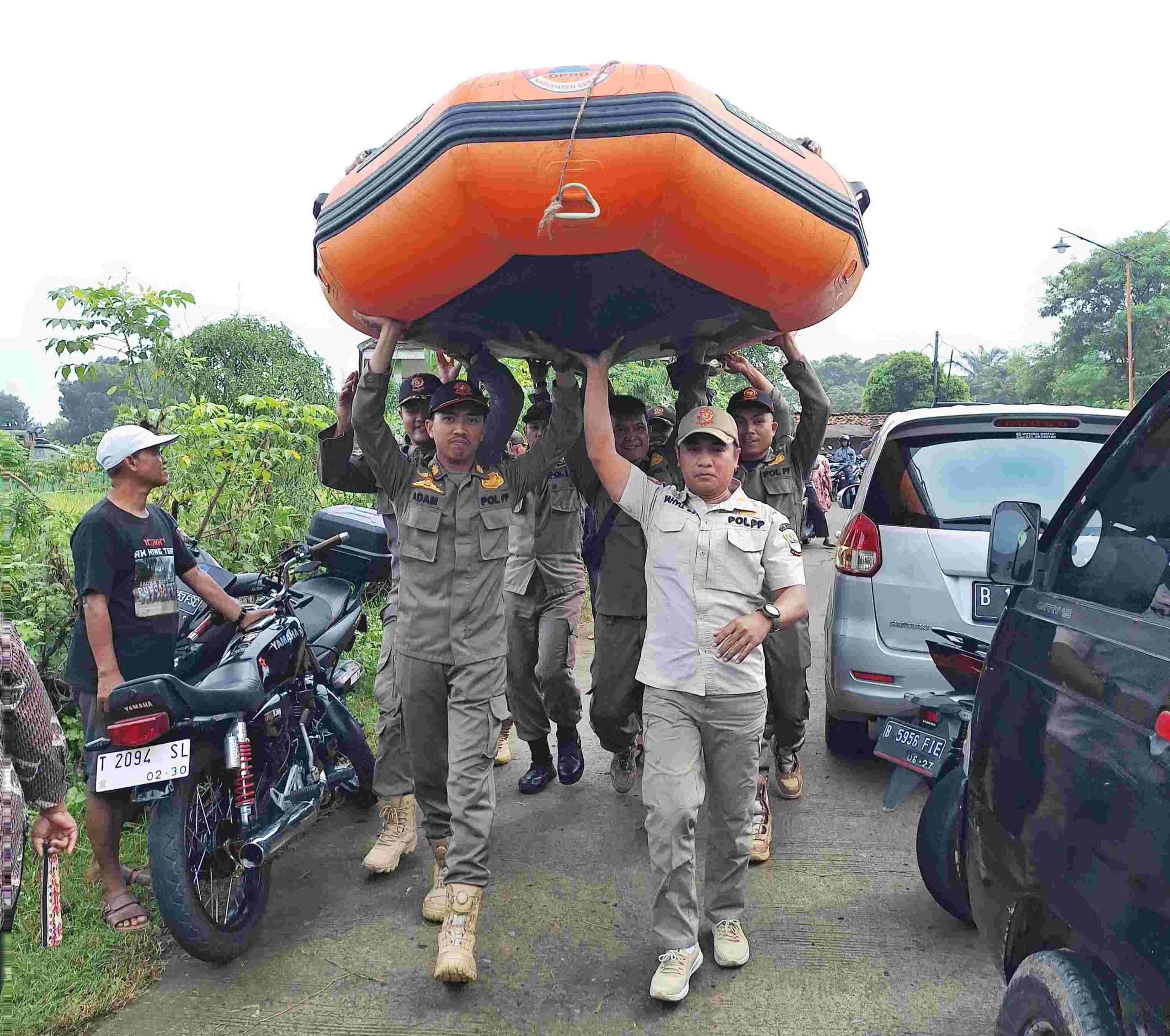 Satpol PP Kabupaten Bekasi Evakuasi Warga Terdampak Banjir di Pasirranji, Cikarang Pusat