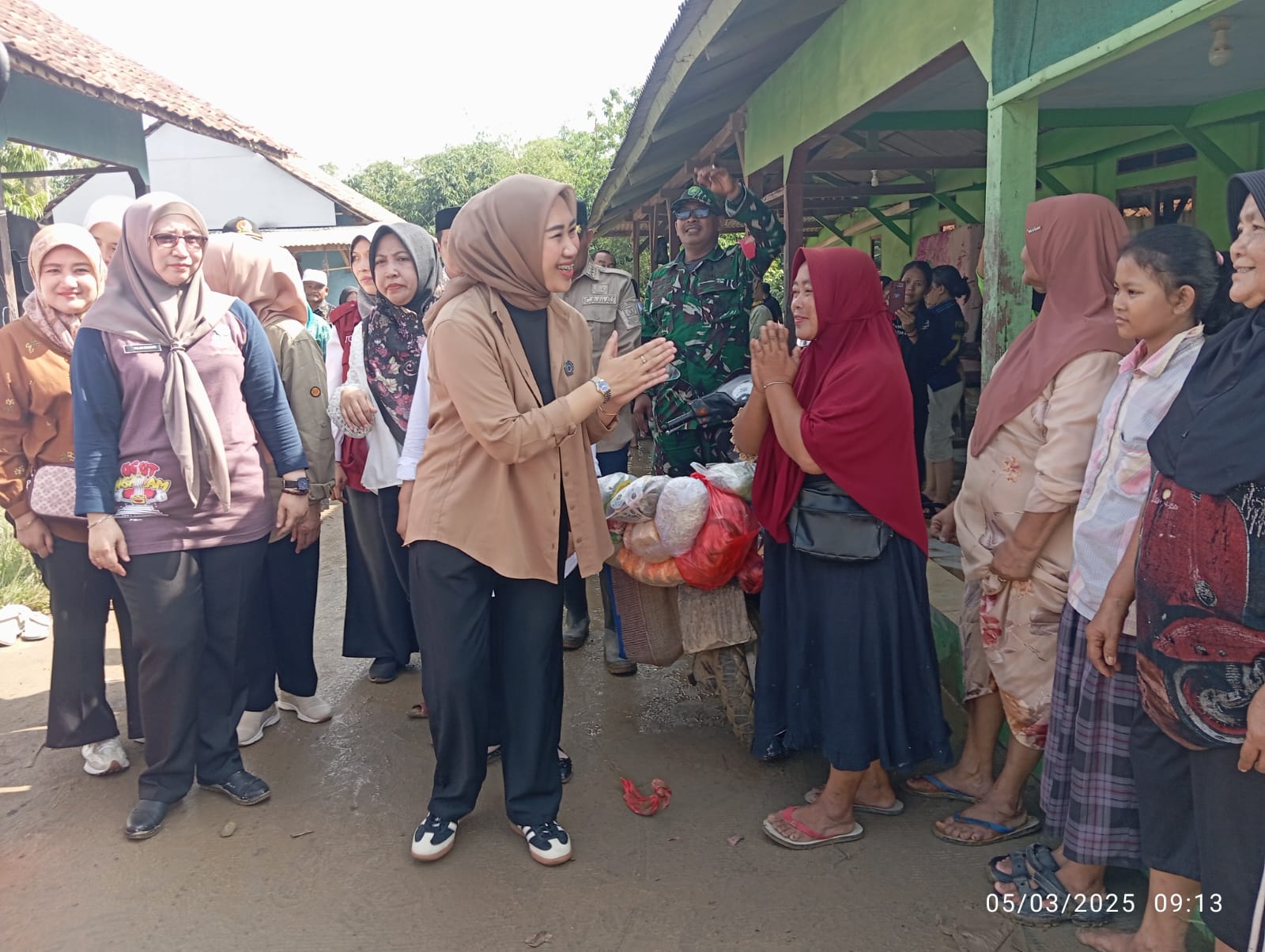 Ketua TP PKK Kabupaten Bekasi Tinjau Lokasi Banjir di Desa Medalkrisna