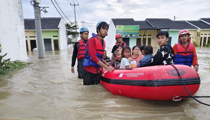 PMI Kabupaten Bekasi Evakuasi Warga dan Lakukan Pompanisasi di Lokasi Banjir