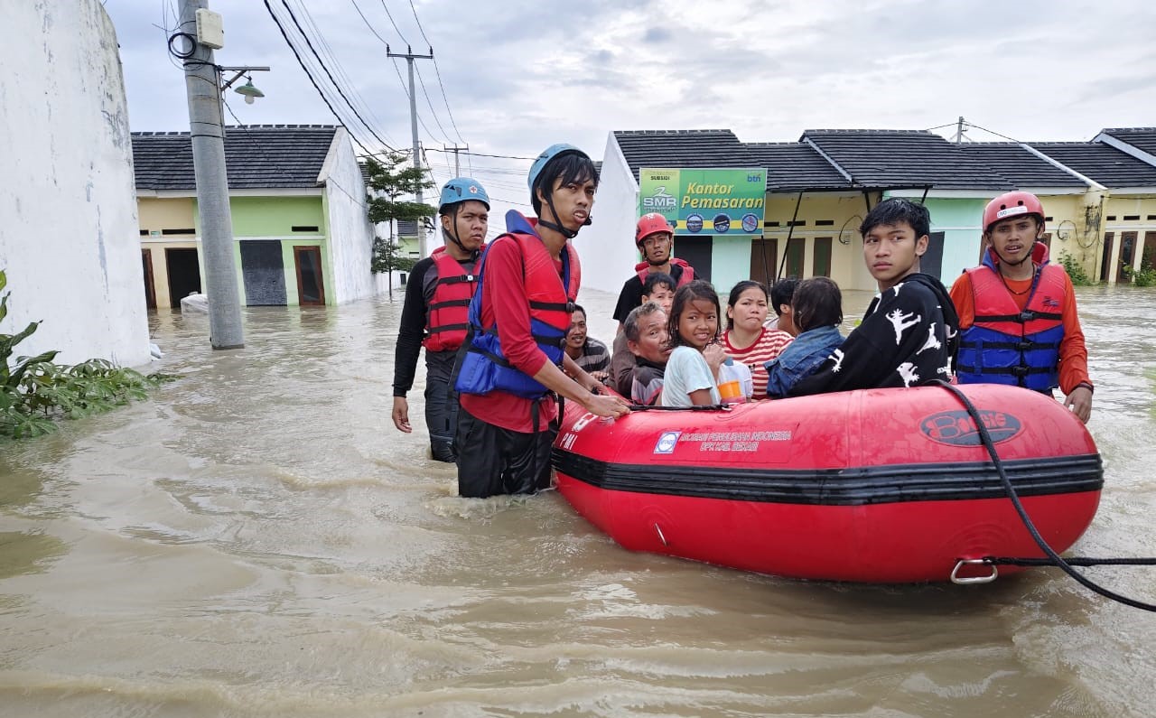 PMI Kabupaten Bekasi Evakuasi Warga dan Lakukan Pompanisasi di Lokasi Banjir