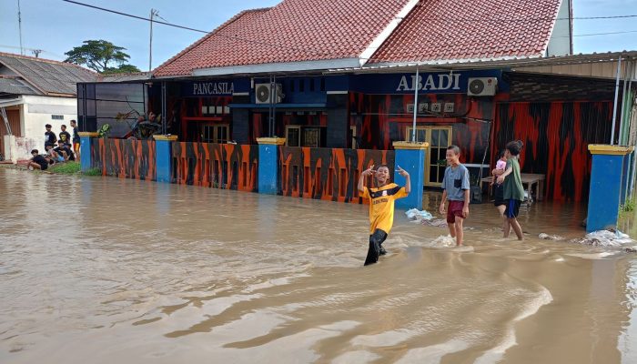 Camat Sukatani Koordinasikan Bantuan untuk Korban Banjir di Empat Desa